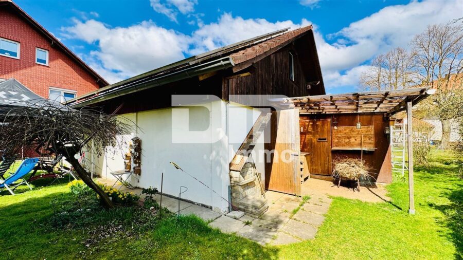 Umfangreich saniertes Zwei- bis Dreifamilienhaus mit Doppelgarage + Carport in idyllischer Lage - Newbengebäude / Gehegeanbau Rückansicht